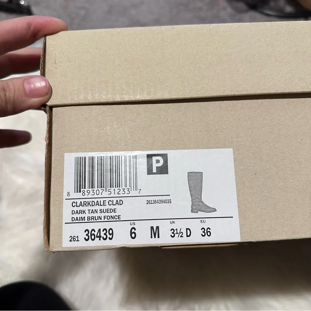 New in box Clarks Clarkdale CLAD Dark Tan‎ Suede